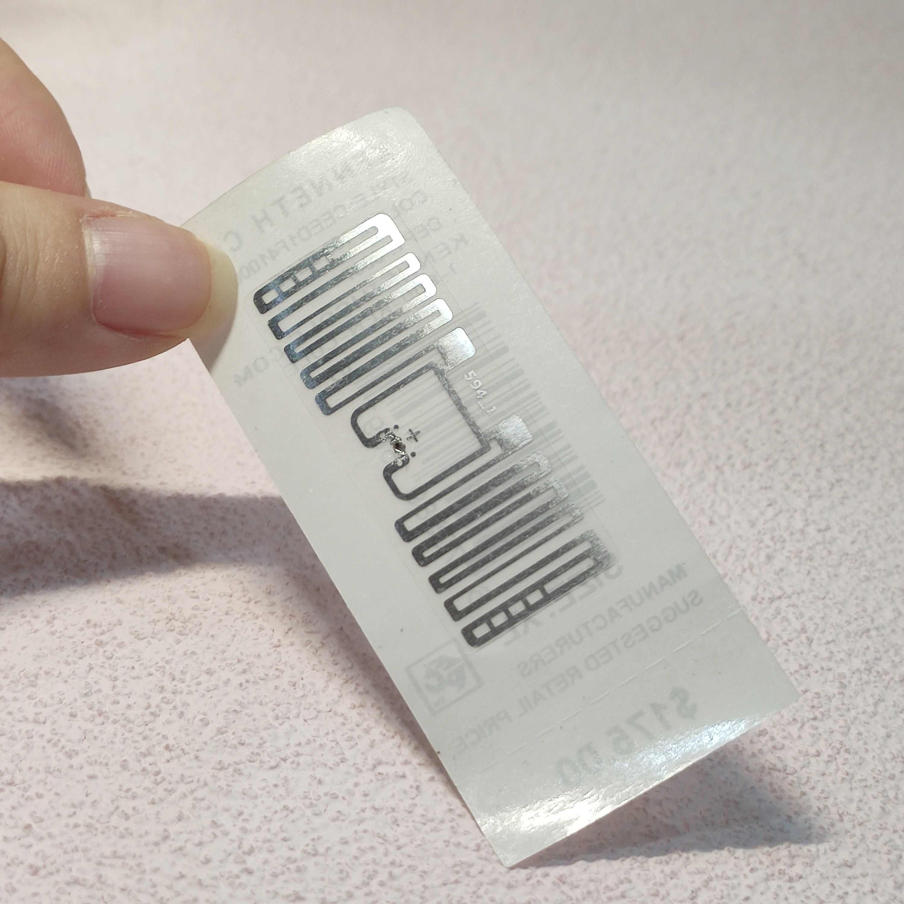 Étiquettes autocollantes RFID avec impression de codes à barres pour vêtements Vêtements de détail 